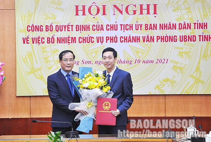 Ông Hoàng Xuân Đồng (phải) nhận quyết định bổ nhiệm Ông Hoàng Xuân Đồng (phải) nhận quyết định bổ nhiệm