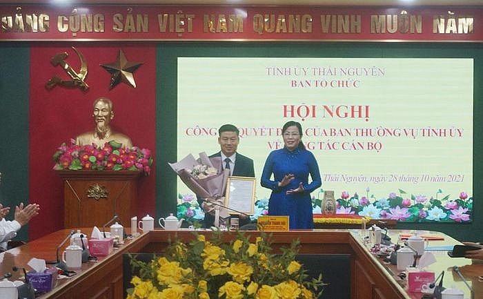 Bí thư Tỉnh ủy Nguyễn Thanh Hải chúc mừng ông Ngô Thế Hoàn (Ảnh: Báo Thái Nguyên) Bí thư Tỉnh ủy Nguyễn Thanh Hải chúc mừng ông Ngô Thế Hoàn (Ảnh: Báo Thái Nguyên)