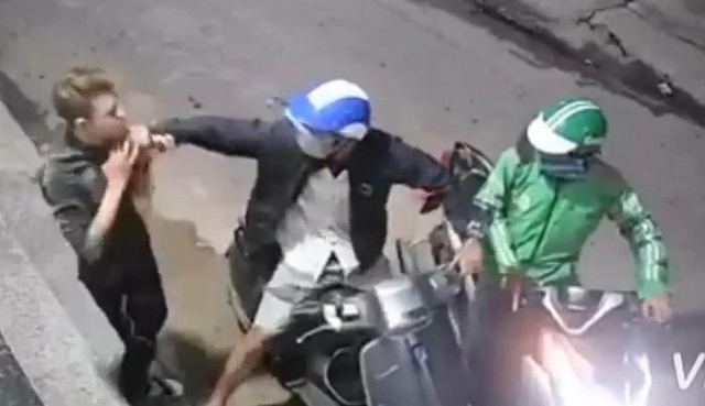 Video: Hai đối tượng dí dao vào cổ nạn nhân rồi cướp xe máy, điện thoại video hai doi tuong di dao vao co nan nhan roi cuop xe may dien thoai