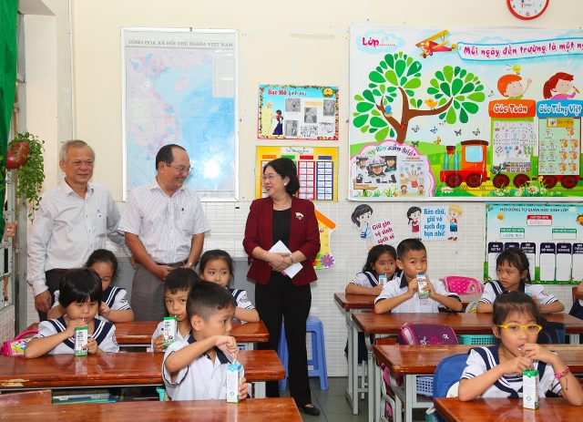 Sữa học đường TP.HCM "vào nhịp" chỉ sau 2 tuần triển khai sua hoc duong tphcm vao nhip chi sau 2 tuan trien khai