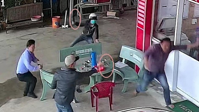 video con no rut sung ban trong thuong chu no ngay tai phong cong chung