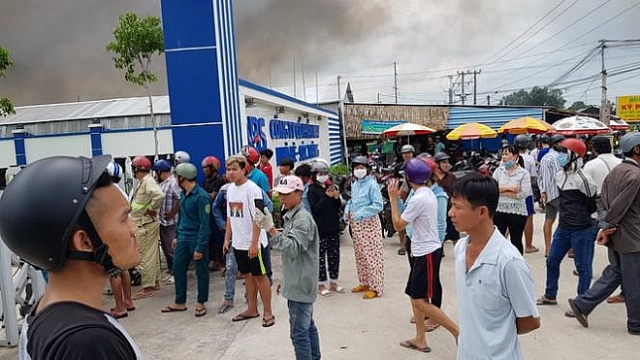 Hiện trường kinh hoàng vụ cháy rụi 10.000m2 xưởng may Nhà Bè tại Sóc Trăng hien truong kinh hoang vu chay rui 10000m2 xuong may nha be tai soc trang