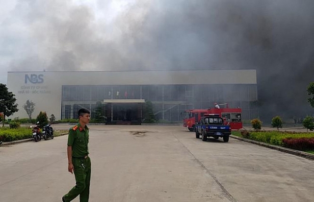 Hiện trường kinh hoàng vụ cháy rụi 10.000m2 xưởng may Nhà Bè tại Sóc Trăng hien truong kinh hoang vu chay rui 10000m2 xuong may nha be tai soc trang