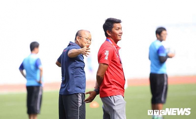 u22 viet nam va lao song kiem hop bich tren san tap