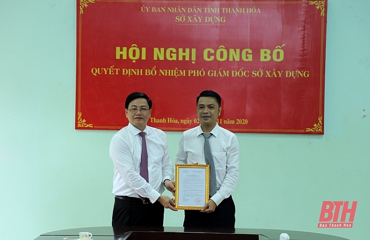 Ông Nguyễn Hải Đức nhận quyết định bổ nhiệm (Ảnh: Báo Thanh Hóa0 Ông Nguyễn Hải Đức nhận quyết định bổ nhiệm (Ảnh: Báo Thanh Hóa0