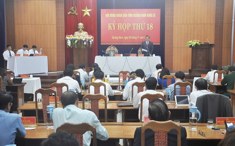 Chủ tọa điều hành Kỳ họp thứ 18 diễn ra sáng nay 2/11 (Ảnh: N.Đ/Báo Quảng Nam) Chủ tọa điều hành Kỳ họp thứ 18 diễn ra sáng nay 2/11 (Ảnh: N.Đ/Báo Quảng Nam)