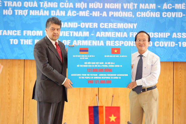 Chủ tịch Hội Hữu nghị Việt Nam - Ác-mê-ni-a Nguyễn Văn Thuận trao quà viện trợ chống dịch Covid 19 cho Đại sứ đặc mệnh toàn quyền Ác-mê-ni-a tại Việt Nam Vahram Kazhoyan 