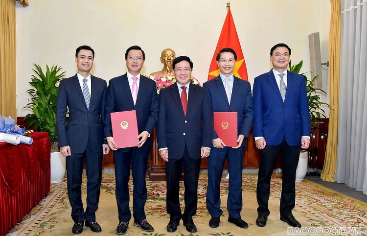 Phó Thủ tướng, Bộ trưởng Bộ Ngoại giao Phạm Bình Minh trao quyết định cho 2 cán bộ (Ảnh: VGP) Phó Thủ tướng, Bộ trưởng Bộ Ngoại giao Phạm Bình Minh trao quyết định cho 2 cán bộ (Ảnh: VGP)