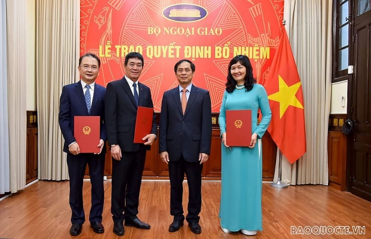 Thứ trưởng Bùi Thanh Sơn trao quyết định cho 3 nhân sự mới Thứ trưởng Bùi Thanh Sơn trao quyết định cho 3 nhân sự mới