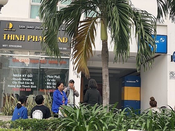 Người dân chung cư bàng hoàng vì sự việc (Ảnh: Chí Thạch/SGGP)