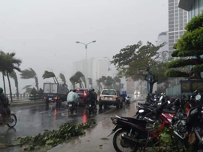 Bão số 12 đổ bộ vào đất liền, gió lớn quật ngã người đi đường