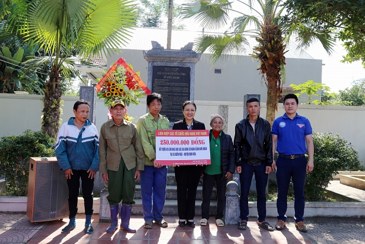 Cán bộ Liên hiệp về nguồn, tặng nhà tình nghĩa cho người dân Điềm Mặc Cán bộ Liên hiệp về nguồn, tặng nhà tình nghĩa cho người dân Điềm Mặc