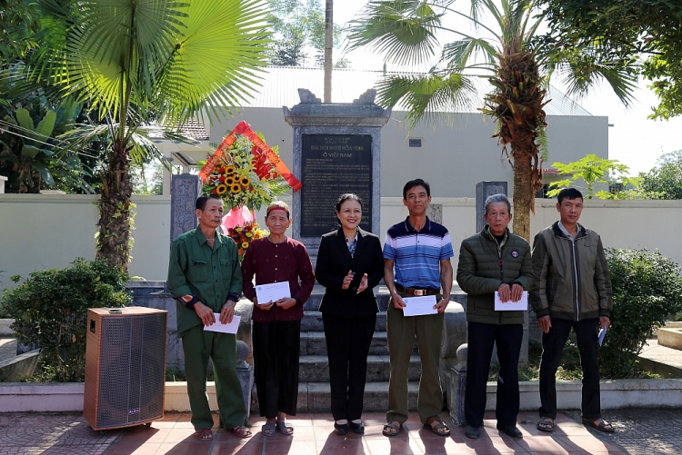 Cán bộ Liên hiệp về nguồn, tặng nhà tình nghĩa cho người dân Điềm Mặc Cán bộ Liên hiệp về nguồn, tặng nhà tình nghĩa cho người dân Điềm Mặc