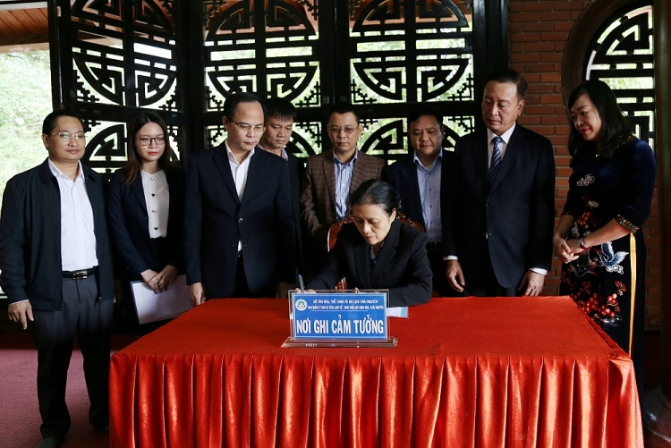 Cán bộ Liên hiệp về nguồn, tặng nhà tình nghĩa cho người dân Điềm Mặc Cán bộ Liên hiệp về nguồn, tặng nhà tình nghĩa cho người dân Điềm Mặc