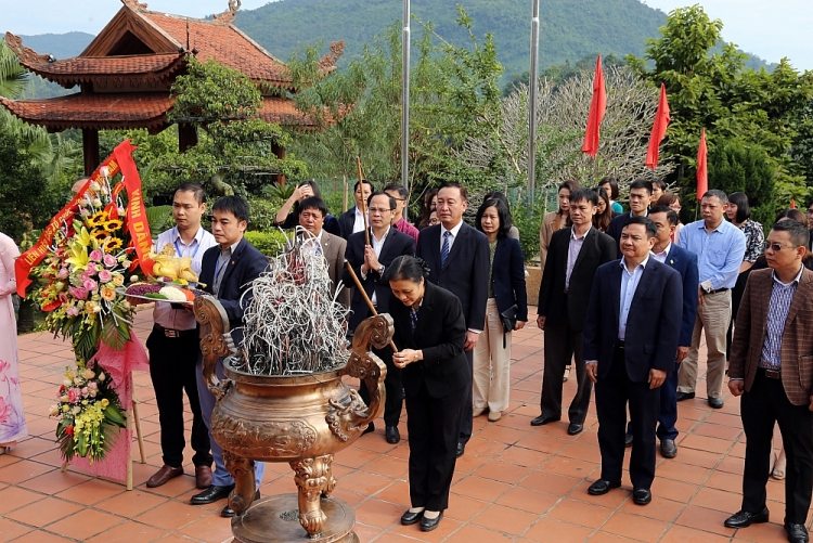 Cán bộ Liên hiệp về nguồn, tặng nhà tình nghĩa cho người dân Điềm Mặc Cán bộ Liên hiệp về nguồn, tặng nhà tình nghĩa cho người dân Điềm Mặc