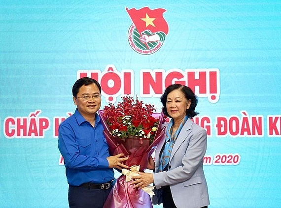 Bà Trương Thị Mai chúc mừng ông Nguyễn Anh Tuấn (Ảnh: VGP) Bà Trương Thị Mai chúc mừng ông Nguyễn Anh Tuấn (Ảnh: VGP)