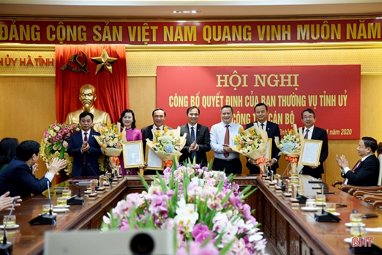 Lãnh đạo tỉnh Hà Tĩnh chúc mừng các nhân sự mới (Ảnh: Báo Hà Tĩnh) Lãnh đạo tỉnh Hà Tĩnh chúc mừng các nhân sự mới (Ảnh: Báo Hà Tĩnh)