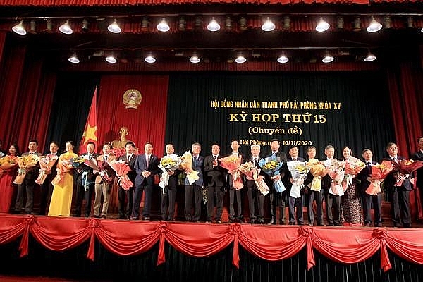 Lãnh đạo TP Hải Phòng tặng hoa các cán bộ vừa được bầu và miễn nhiệm (Ảnh: VGP) Lãnh đạo TP Hải Phòng tặng hoa các cán bộ vừa được bầu và miễn nhiệm (Ảnh: VGP)