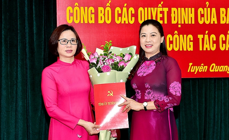 Bà Đào Thị Mai nhận quyết định (Ảnh: Báo Tuyên Quang) Bà Đào Thị Mai nhận quyết định (Ảnh: Báo Tuyên Quang)