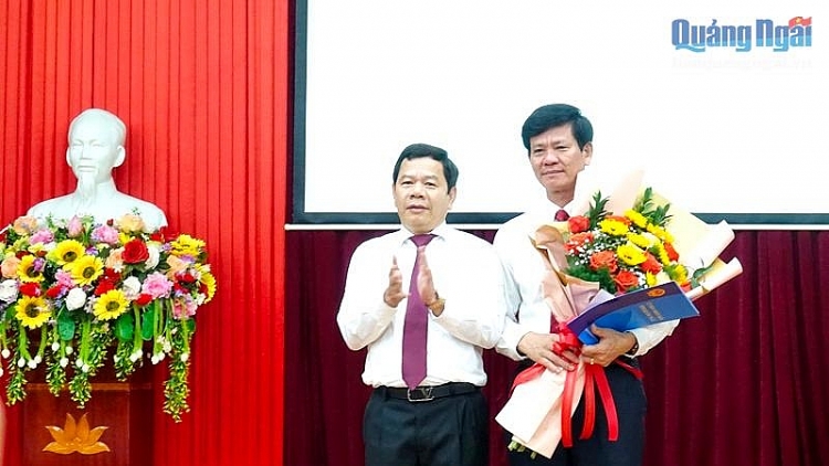 Chủ tịch UBND tỉnh Quảng Ngãi Đặng Văn Minh trao quyết định cho ông Ngô Văn Trọng (Ảnh: Báo Quảng Ngãi) Chủ tịch UBND tỉnh Quảng Ngãi Đặng Văn Minh trao quyết định cho ông Ngô Văn Trọng (Ảnh: Báo Quảng Ngãi)