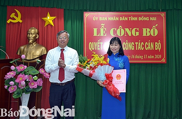 Bà Nguyễn Thị Thu Hiền nhận quyết định Bà Nguyễn Thị Thu Hiền nhận quyết định
