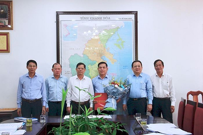 Ông Nguyễn Tấn Tuân (thứ 3 từ trái sang) trao quyết định cho ông Ông Nguyễn Tấn Tuân (thứ 3 từ trái sang) trao quyết định cho ông