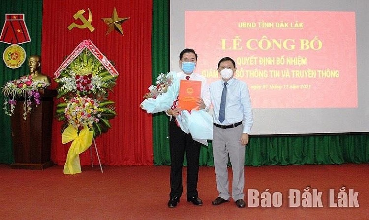 Ông Trương Hoài Anh (trái) nhận quyết định bổ nhiệm (Ảnh: Báo Đắk Lắk) Ông Trương Hoài Anh (trái) nhận quyết định bổ nhiệm (Ảnh: Báo Đắk Lắk)