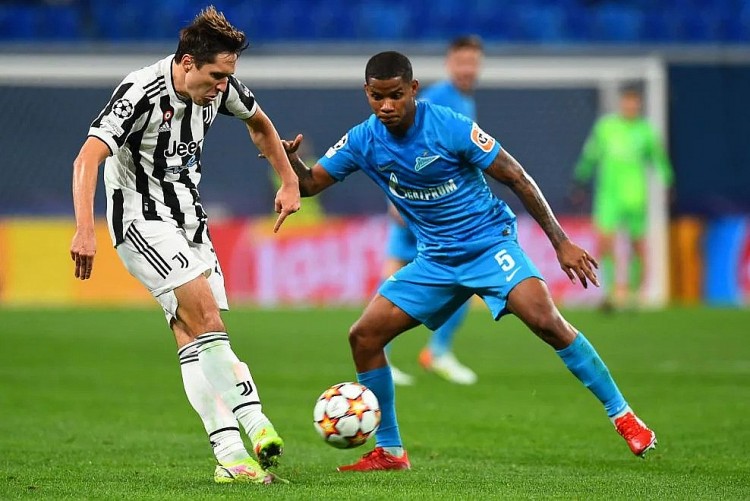 Juventus (trái) đang đứng nhất bảng với 3 trận toàn thắng