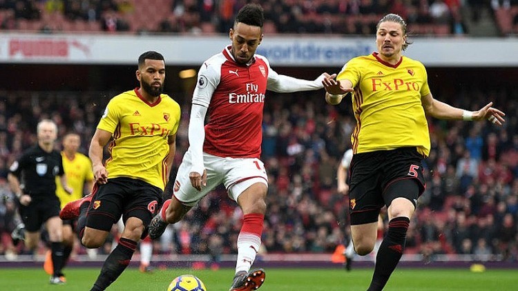 Arsenal (đỏ) đang chơi khá hay sau giai đoạn thất vọng đầu mùa Arsenal (đỏ) đang chơi khá hay sau giai đoạn thất vọng đầu mùa