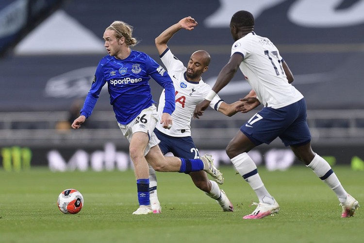 Everton (xanh) bị đánh giá thấp hơn Tottenham dù được chơi trên sân nhà