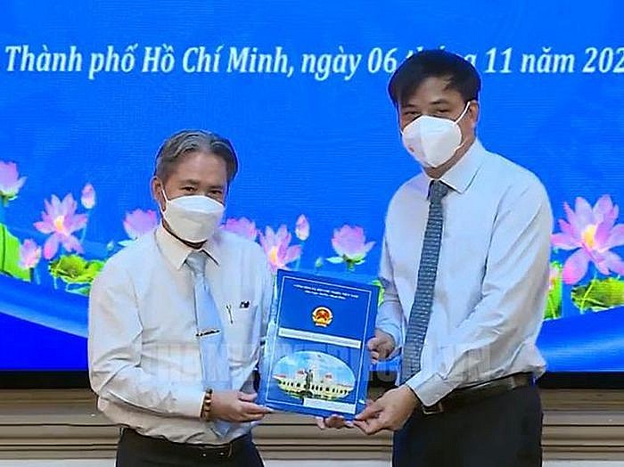 Phó Chủ tịch UBND TP.HCM Lê Hòa Bình trao quyết định cho ông Nguyễn Hữu Phán (Ảnh: Cổng TTĐT TP.HCM) Phó Chủ tịch UBND TP.HCM Lê Hòa Bình trao quyết định cho ông Nguyễn Hữu Phán (Ảnh: Cổng TTĐT TP.HCM)