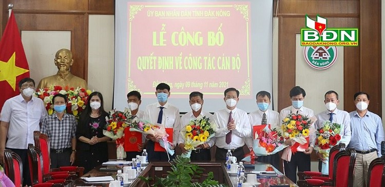 Phó Bí thư Tỉnh ủy, Chủ tịch UBND tỉnh Đắk Nông Hồ Văn Mười trao các quyết định Phó Bí thư Tỉnh ủy, Chủ tịch UBND tỉnh Đắk Nông Hồ Văn Mười trao các quyết định