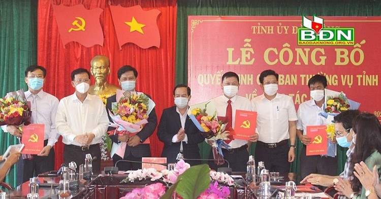 Các cán bộ nhận quyết định hôm 8/11 Các cán bộ nhận quyết định hôm 8/11