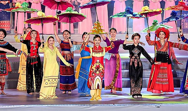 Phấn đấu xây dựng và phát triển văn hóa, con người Việt Nam toàn diện (Ảnh minh họa) Phấn đấu xây dựng và phát triển văn hóa, con người Việt Nam toàn diện (Ảnh minh họa)