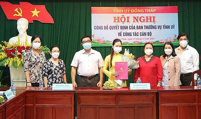 Bà Trần Thị Thanh Hiền nhận quyết định bổ nhiệm (Ảnh: Báo Đồng Tháp) Bà Trần Thị Thanh Hiền nhận quyết định bổ nhiệm (Ảnh: Báo Đồng Tháp)