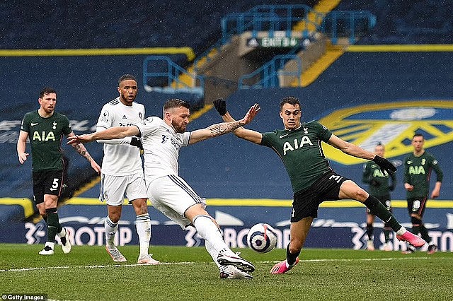 Cả Tottenham (trắng) và Leeds đều thi đấu không tốt ở mùa giải năm nay Cả Tottenham (trắng) và Leeds đều thi đấu không tốt ở mùa giải năm nay