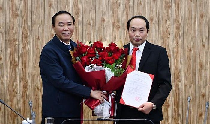 Thứ trưởng Phùng Đức Tiến trao quyết định và chúc mừng ông Nguyễn Xuân Chinh Thứ trưởng Phùng Đức Tiến trao quyết định và chúc mừng ông Nguyễn Xuân Chinh