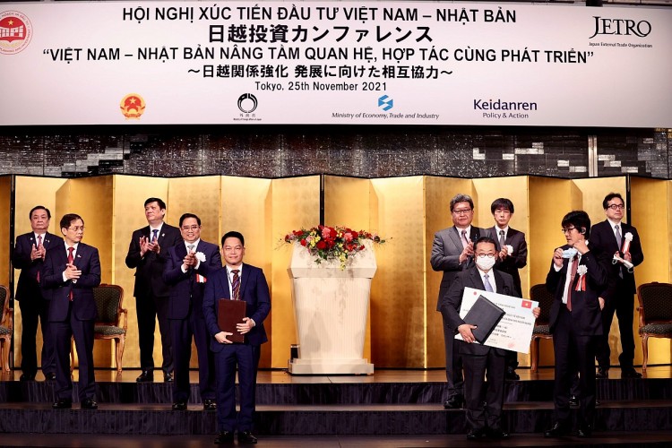 Ông Nguyễn Ngọc Nghị, Thành viên HĐQT T&T Pharma và đại diện Hiệp hội Y tế thông minh (Nhật Bản) trao biên bản hợp tác đào tạo, phát triển nguồn nhân lực y tế tham gia các hoạt động chuẩn đoán bệnh và điều trị bệnh tại Việt Nam Ông Nguyễn Ngọc Nghị, Thành viên HĐQT T&T Pharma và đại diện Hiệp hội Y tế thông minh (Nhật Bản) trao biên bản hợp tác đào tạo, phát triển nguồn nhân lực y tế tham gia các hoạt động chuẩn đoán bệnh và điều trị bệnh tại Việt Nam