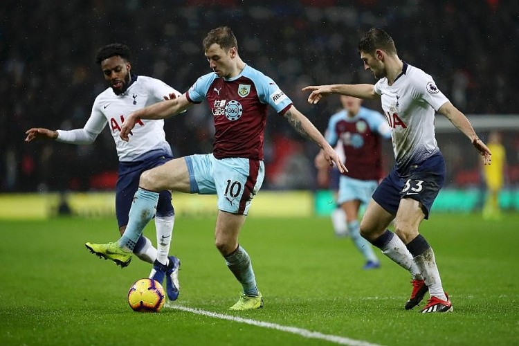 Tottenham (trắng) được dự báo sẽ gặp nhiều khó khăn trên sân của Burnley Tottenham (trắng) được dự báo sẽ gặp nhiều khó khăn trên sân của Burnley