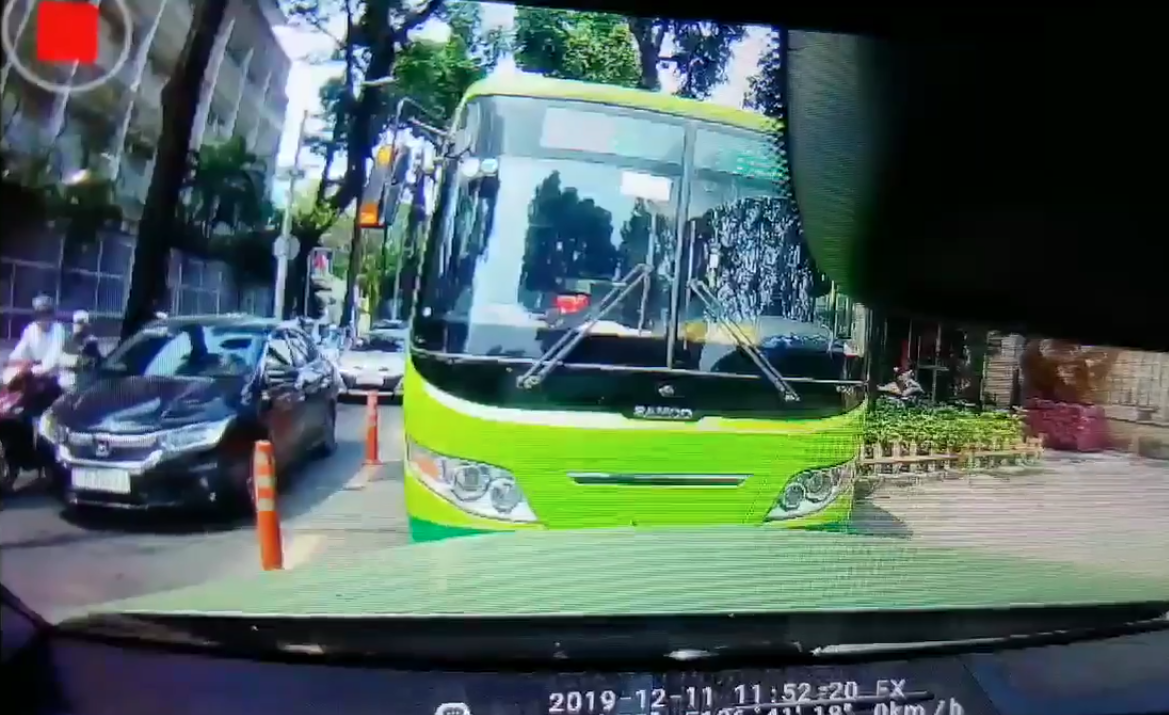 video hanh khach nga nhao tu tren xe xuong duong do xe buyt chay au