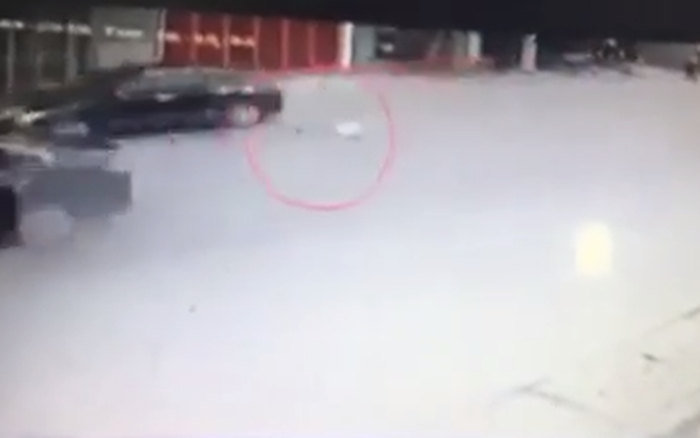 video phan xa kho tin cua nguoi bo cuu con trai thoat chet ngay truoc dau o to