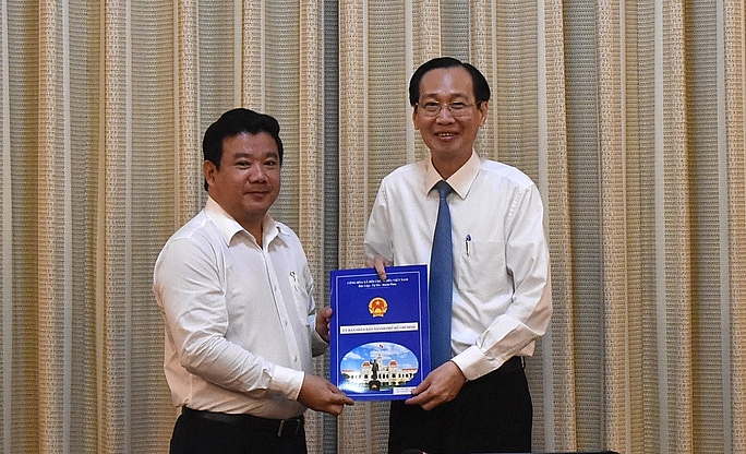 Ông Nguyễn Trần Phú (trái) nhận quyết định bổ nhiệm (Ảnh: VGP) Ông Nguyễn Trần Phú (trái) nhận quyết định bổ nhiệm (Ảnh: VGP)
