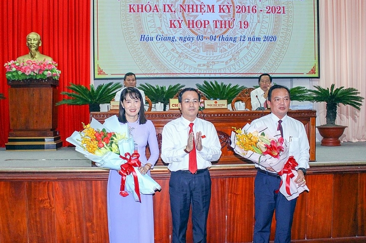 Phó Bí thư Thường trực Tỉnh ủy, Chủ tịch HĐND tỉnh Trần Văn Huyến tặng hoa chúc mừng ông Nguyễn Văn Hòa và bà Hồ Thu Ánh (Ảnh: Báo Hậu Giang) Phó Bí thư Thường trực Tỉnh ủy, Chủ tịch HĐND tỉnh Trần Văn Huyến tặng hoa chúc mừng ông Nguyễn Văn Hòa và bà Hồ Thu Ánh (Ảnh: Báo Hậu Giang)
