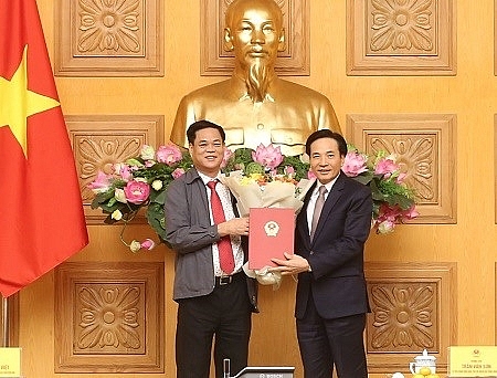 Bí thư Đảng ủy Khối các cơ quan Trung ương Huỳnh Tấn Việt trao quyết định cho ông Trần Văn Sơn (Ảnh: VGP) Bí thư Đảng ủy Khối các cơ quan Trung ương Huỳnh Tấn Việt trao quyết định cho ông Trần Văn Sơn (Ảnh: VGP)