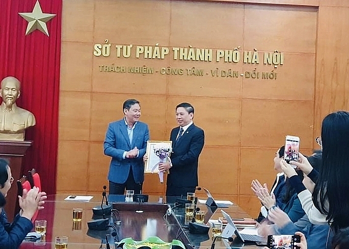 Phó Chủ tịch UBND TP Hà Nội Lê Hồng Sơn trao quyết định cho ông Nguyễn Công Anh (Ảnh: PL&XH) Phó Chủ tịch UBND TP Hà Nội Lê Hồng Sơn trao quyết định cho ông Nguyễn Công Anh (Ảnh: PL&XH)