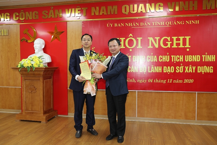 Ông Cao Tường Huy trao quyết định cho ông Nguyễn Việt Hùng (Ảnh: Báo Quảng Ninh) Ông Cao Tường Huy trao quyết định cho ông Nguyễn Việt Hùng (Ảnh: Báo Quảng Ninh)