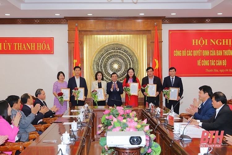 Phó Bí thư Thường trực Tỉnh ủy Lại Thế Nguyên trao quyết định cho các cán bộ (Ảnh: Báo Thanh Hóa) Phó Bí thư Thường trực Tỉnh ủy Lại Thế Nguyên trao quyết định cho các cán bộ (Ảnh: Báo Thanh Hóa)