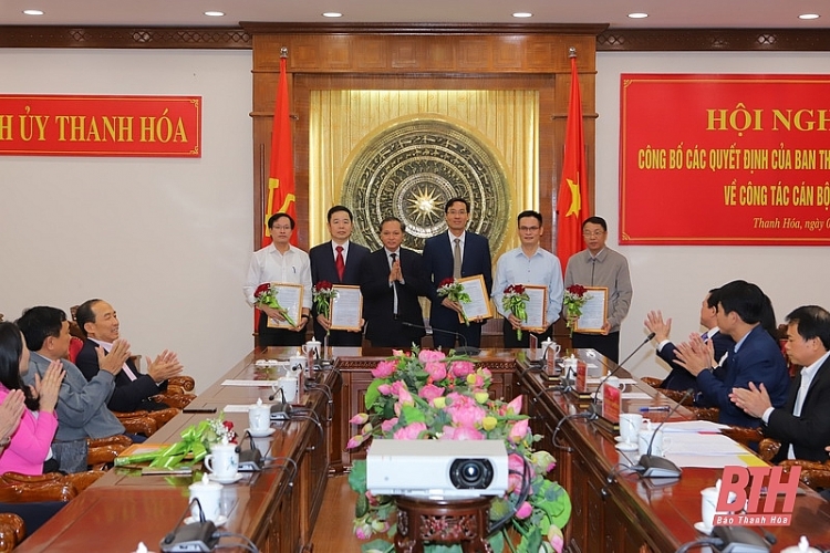 Ông Nguyễn Đức Quyền, Phó Chủ tịch Thường trực UBND tỉnh trao quyết định (Ảnh: Báo Thanh Hóa) Ông Nguyễn Đức Quyền, Phó Chủ tịch Thường trực UBND tỉnh trao quyết định (Ảnh: Báo Thanh Hóa)