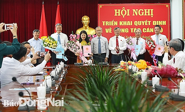 Lãnh đạo tỉnh Đồng Nai chúc mừng các cán bộ được điều động, bổ nhiệm (Ảnh: Báo Đồng Nai) Lãnh đạo tỉnh Đồng Nai chúc mừng các cán bộ được điều động, bổ nhiệm (Ảnh: Báo Đồng Nai)