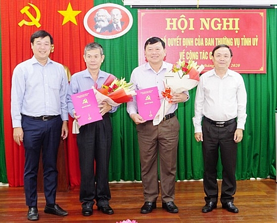 Lãnh đạo Tỉnh ủy Đồng Tháp chúc mừng các cán bộ nhận nhiệm vụ mới (Ảnh: SGGP) Lãnh đạo Tỉnh ủy Đồng Tháp chúc mừng các cán bộ nhận nhiệm vụ mới (Ảnh: SGGP)